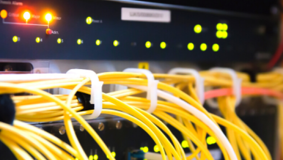 Cables amarelos e router.