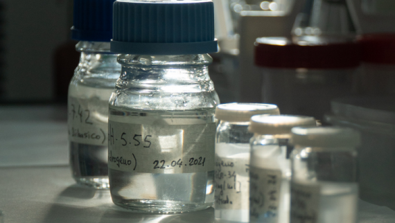 Frascos de laboratorio a contraluz.