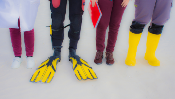 Persoas con diferentes traxes para a investigación