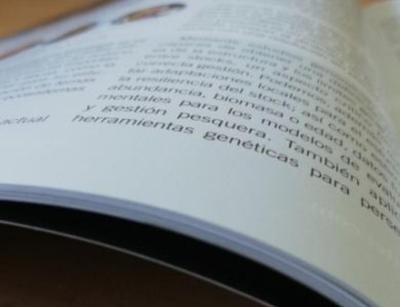 Plano curto das letras dunha publicación en revista.